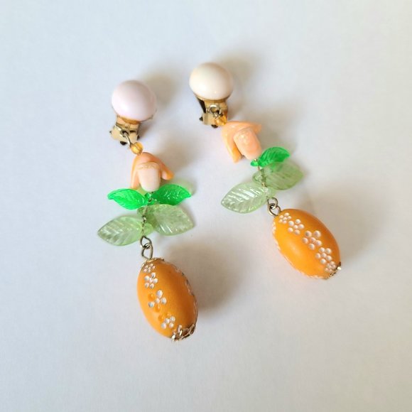 Vintage plastic acrylic clip on earrings. - Picture 2 of 4